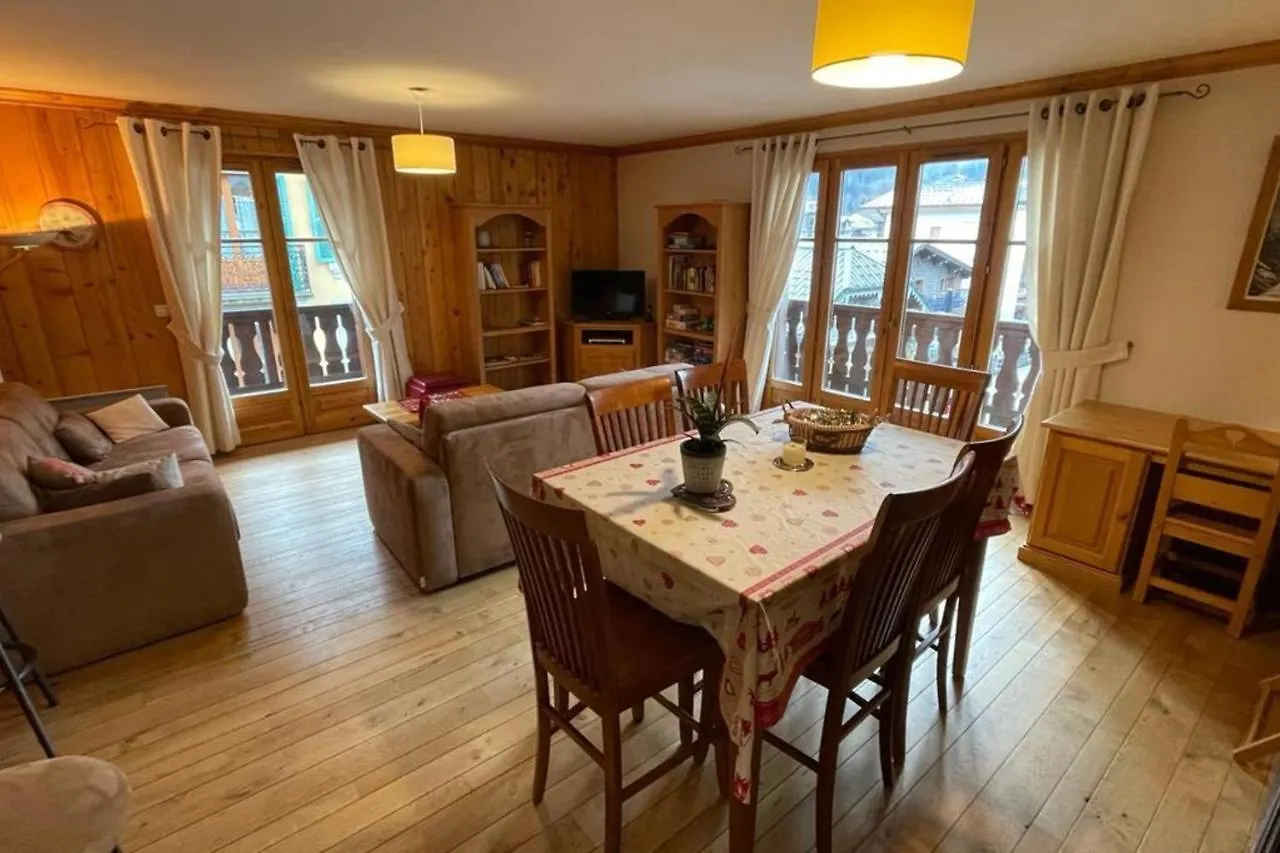 Large Apartment In Chamonix - Close To The Slopes