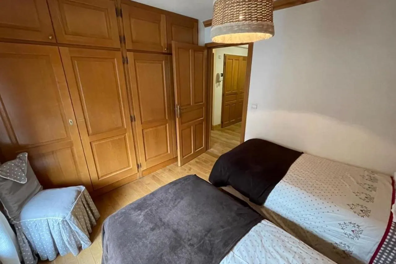 Large Apartment In Chamonix - Close To The Slopes