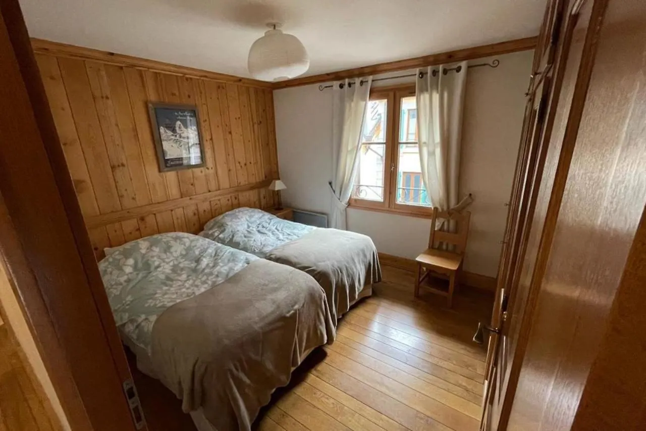 Large Apartment In Chamonix - Close To The Slopes