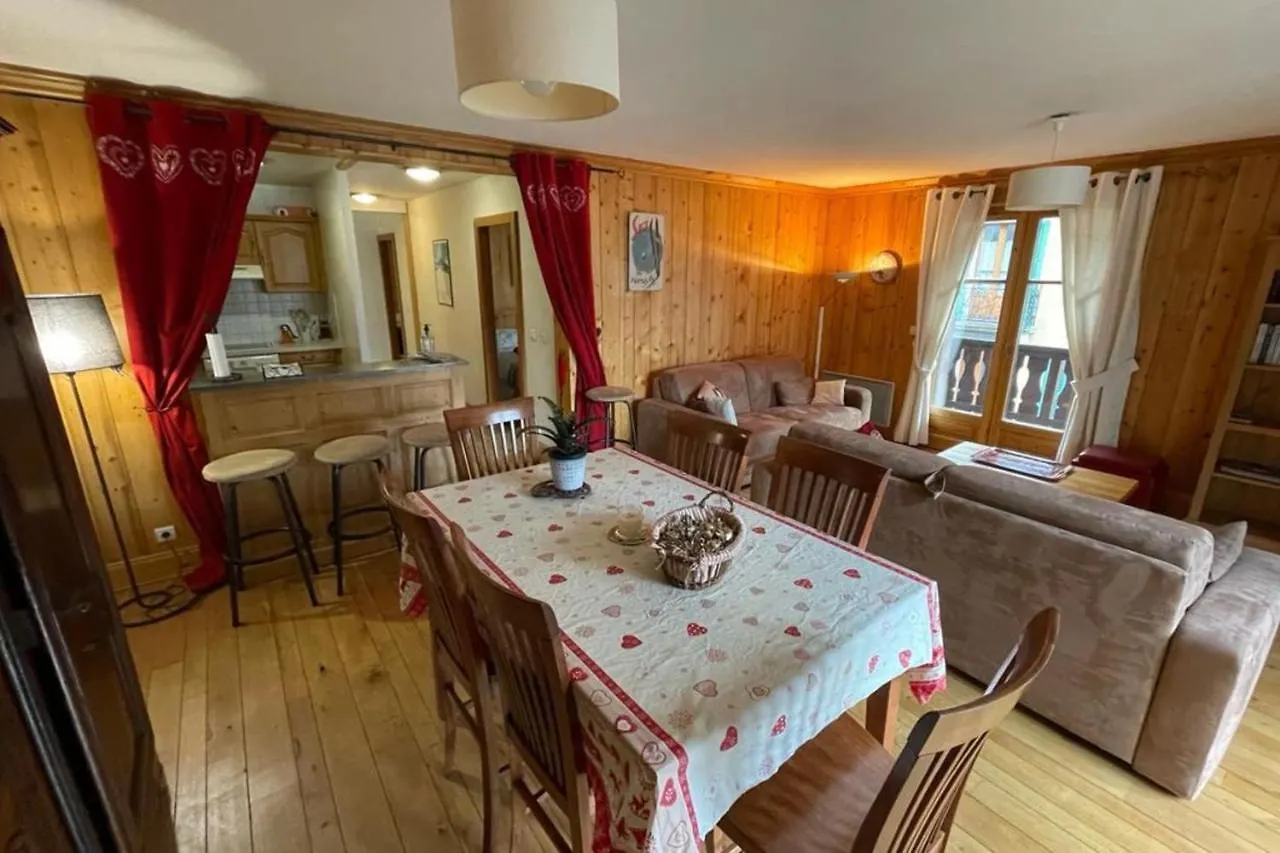 Large Apartment In Chamonix - Close To The Slopes